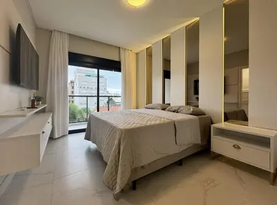 Uma cama ou camas num quarto em Invictus Residence 202 - Apartamento amplo com ar-condicionado em todos os ambientes, localizado próximo a comércios e a 250 metros da praia.
