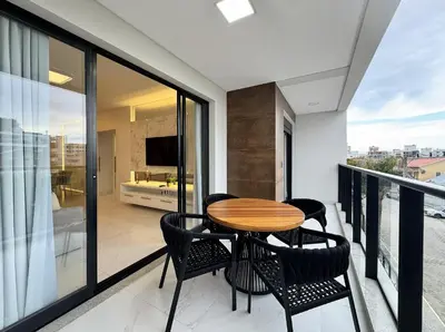 Uma varanda ou terraço em Invictus Residence 202 - Apartamento amplo com ar-condicionado em todos os ambientes, localizado próximo a comércios e a 250 metros da praia.