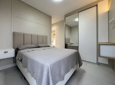 Uma cama ou camas num quarto em Invictus Residence 202 - Apartamento amplo com ar-condicionado em todos os ambientes, localizado próximo a comércios e a 250 metros da praia.