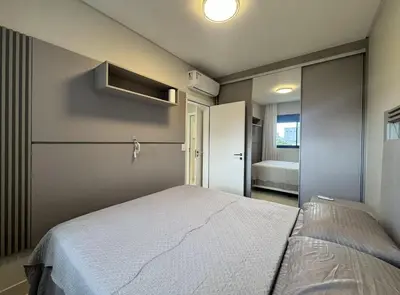 Uma cama ou camas num quarto em Invictus Residence 202 - Apartamento amplo com ar-condicionado em todos os ambientes, localizado próximo a comércios e a 250 metros da praia.
