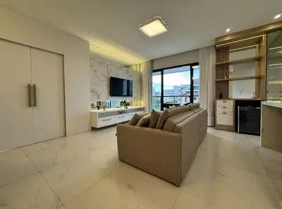 Uma televisão e/ou sistema de entretenimento em Invictus Residence 202 - Apartamento amplo com ar-condicionado em todos os ambientes, localizado próximo a comércios e a 250 metros da praia.