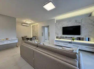 Uma televisão e/ou sistema de entretenimento em Invictus Residence 202 - Apartamento amplo com ar-condicionado em todos os ambientes, localizado próximo a comércios e a 250 metros da praia.