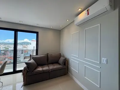 Uma área de estar em Apartamento na praia de Palmas com vista para o Mar
