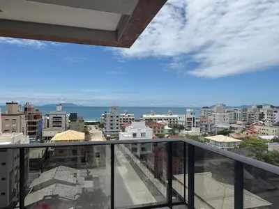 Uma vista do mar geral ou uma vista do mar a partir do apartamento