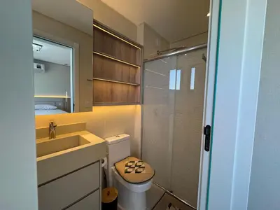 Uma casa de banho em Apartamento na praia de Palmas com vista para o Mar