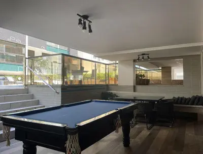 Uma mesa de bilhar em Spazio di Palmas 203B - Apartamento no centro de Palmas, a poucos metros do mar.