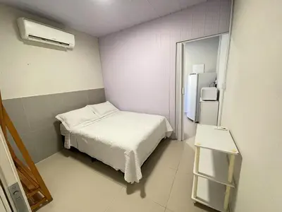 Uma cama ou camas num quarto em Kitnet charmosa em meio à natureza 900m da praia