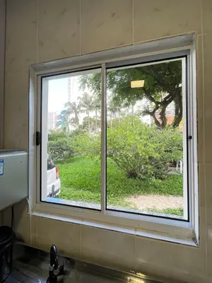 Um jardim no exterior de Kitnet charmosa em meio à natureza 900m da praia