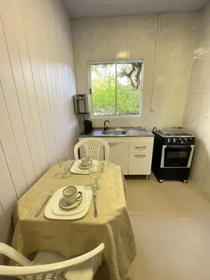 A cozinha ou kitchenette de Kitnet charmosa em meio à natureza 900m da praia