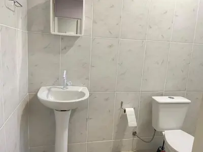 Uma casa de banho em Kitnet charmosa em meio à natureza 900m da praia