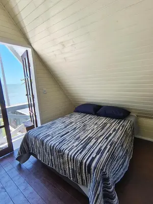 Uma cama ou camas num quarto em Canto do paraíso Governador Celso Ramos Chale