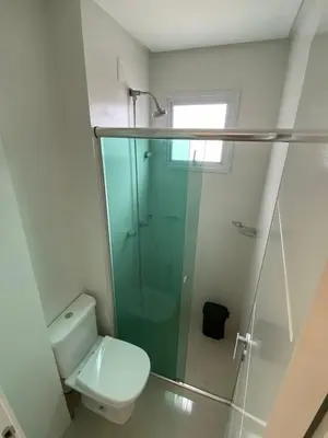 Uma casa de banho em Apartamento Tamanho Família