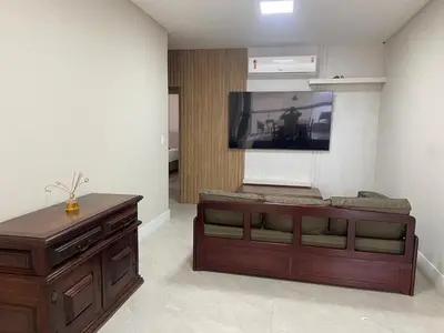Uma televisão e/ou sistema de entretenimento em Apartamento 25 metros do mar