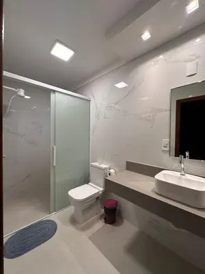 Uma casa de banho em Casa Pedra e Luz em Bombinhas com piscina aquecida