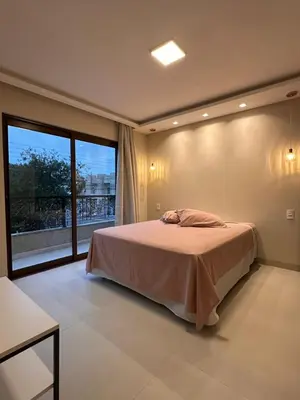 Uma cama ou camas num quarto em Casa Pedra e Luz em Bombinhas com piscina aquecida