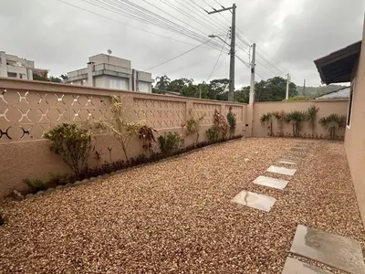 A planta de Casa Pedra e Luz em Bombinhas com piscina aquecida