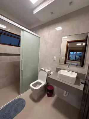 Uma casa de banho em Casa Pedra e Luz em Bombinhas com piscina aquecida