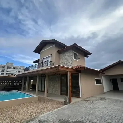 Casa Pedra e Luz em Bombinhas com piscina aquecida