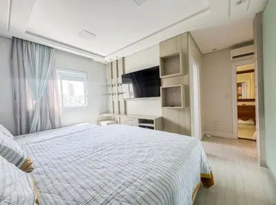Uma televisão e/ou sistema de entretenimento em Cobertura Duplex com Banheira