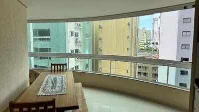 Uma área de estar em Apartamento com 3 quartos em Meia Praia - Itapema - SC