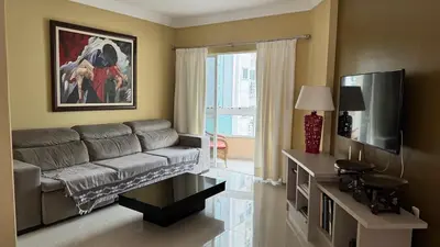 Uma televisão e/ou sistema de entretenimento em Apartamento com 3 quartos em Meia Praia - Itapema - SC