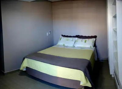 Uma cama ou camas num quarto em Cobertura com piscina e vista do mar