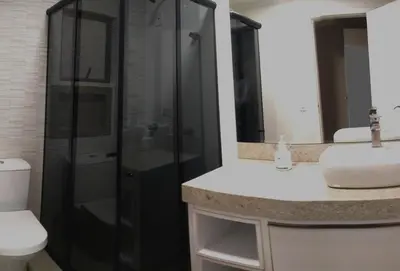 Uma casa de banho em Cobertura com piscina e vista do mar