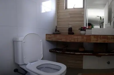 Uma casa de banho em Cobertura com piscina e vista do mar
