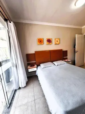 Uma cama ou camas num quarto em Apartamento do Sol - 2 quartos, completo, 300m da praia