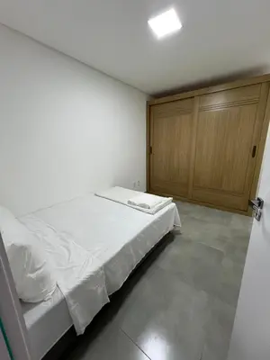 Uma cama ou camas num quarto em Apartamento novinho poucos minutos da praia