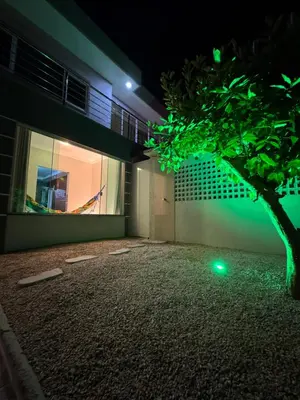 Um jardim no exterior de Casa Flores TÉRREA