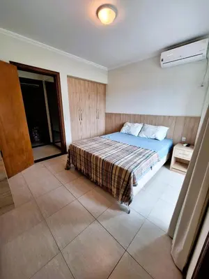 Uma cama ou camas num quarto em Apartamento do Sol - Cobertura Piscina privativa, 4 quartos, 220m da praia no centro de Bombinhas