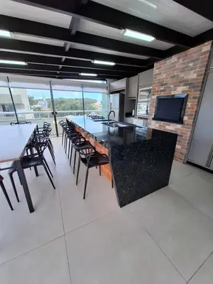 A cozinha ou kitchenette de Apartamento do Sol - Cobertura Piscina privativa, 4 quartos, 220m da praia no centro de Bombinhas
