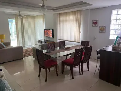 Uma televisão e/ou sistema de entretenimento em Casa com piscina a 400m da praia de Palmas
