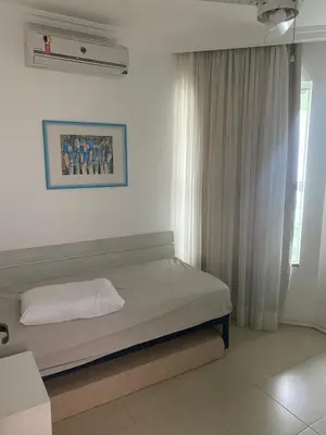 Uma cama ou camas num quarto em Casa com piscina a 400m da praia de Palmas