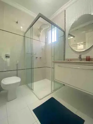Uma casa de banho em Casa com piscina a 400m da praia de Palmas