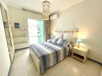 Uma cama ou camas num quarto em Apartamento do Sol - Alto padrão, piscina, 3 quartos, 220m da praia no centro de Bombinhas