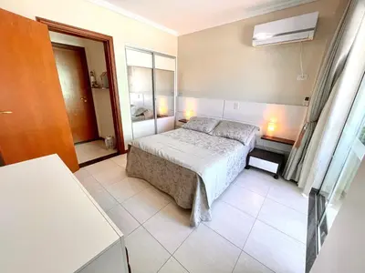 Uma cama ou camas num quarto em Apartamento do Sol - Alto padrão, piscina, 3 quartos, 220m da praia no centro de Bombinhas