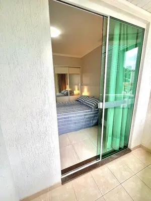 Uma cama ou camas num quarto em Apartamento do Sol - Alto padrão, piscina, 3 quartos, 220m da praia no centro de Bombinhas