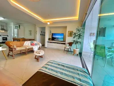 Uma televisão e/ou sistema de entretenimento em Apartamento do Sol - Alto padrão, piscina, 3 quartos, 220m da praia no centro de Bombinhas