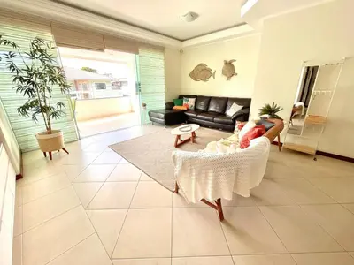 Uma área de estar em Apartamento do Sol - Alto padrão, piscina, 3 quartos, 220m da praia no centro de Bombinhas
