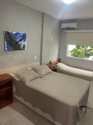 Uma cama ou camas num quarto em Ap com um dormitório 30m da praia de Mariscal