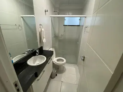 Uma casa de banho em Apto em Bombas com jacuzzi privado, piscinas, gym completo, sauna