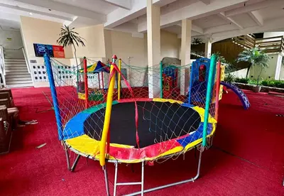 O clube infantil de Apto em Bombas com jacuzzi privado, piscinas, gym completo, sauna