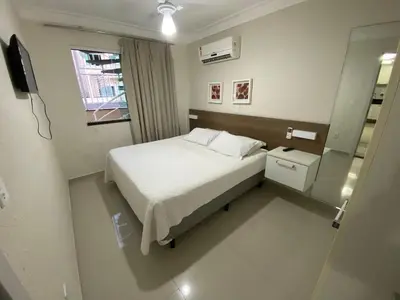 Uma cama ou camas num quarto em Apto em Bombas com jacuzzi privado, piscinas, gym completo, sauna