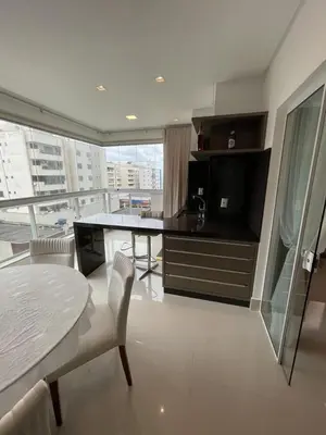 Uma área de estar em Apartamento 3 suítes rua 226 na Meia Praia