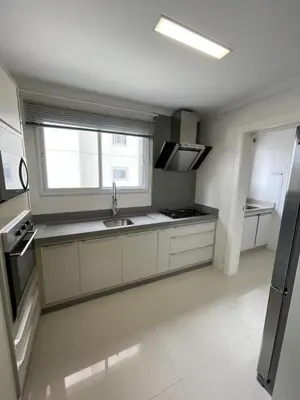A cozinha ou kitchenette de Apartamento 3 suítes rua 226 na Meia Praia
