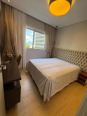 Uma cama ou camas num quarto em Apartamento rua 315 com 3 suítes próximo ao Píer