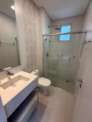 Uma casa de banho em Apartamento rua 315 com 3 suítes próximo ao Píer