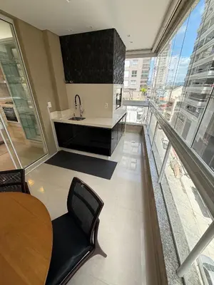 Uma área de estar em Apartamento rua 315 com 3 suítes próximo ao Píer